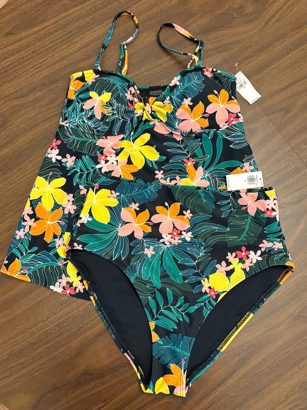 Old Navy Women’s Size Medium 2 Piece Swimsuit New With Tags